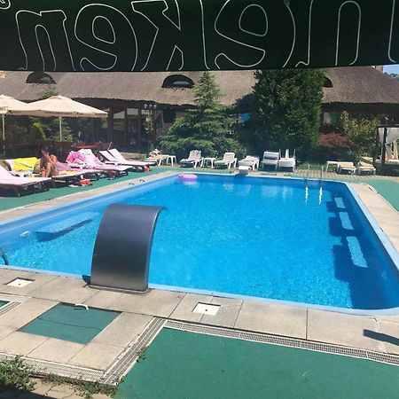Castelul De Vis Hotel เปโตรชานิ ภายนอก รูปภาพ