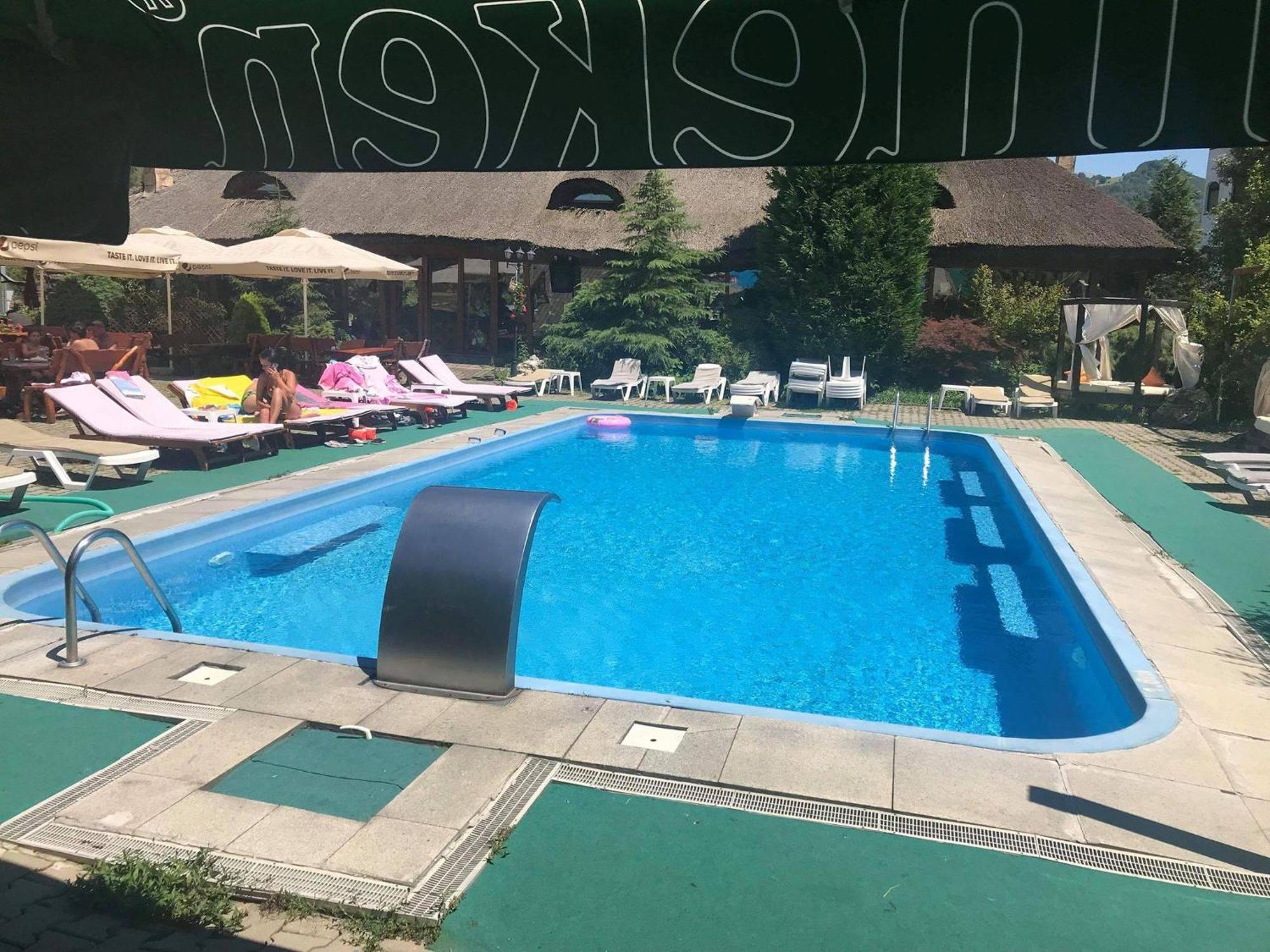 Castelul De Vis Hotel เปโตรชานิ ภายนอก รูปภาพ