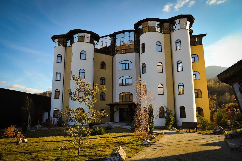 Castelul De Vis Hotel เปโตรชานิ ภายนอก รูปภาพ