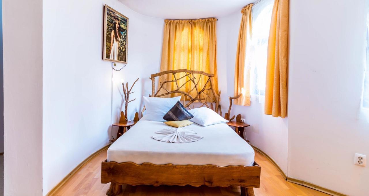 Castelul De Vis Hotel เปโตรชานิ ภายนอก รูปภาพ