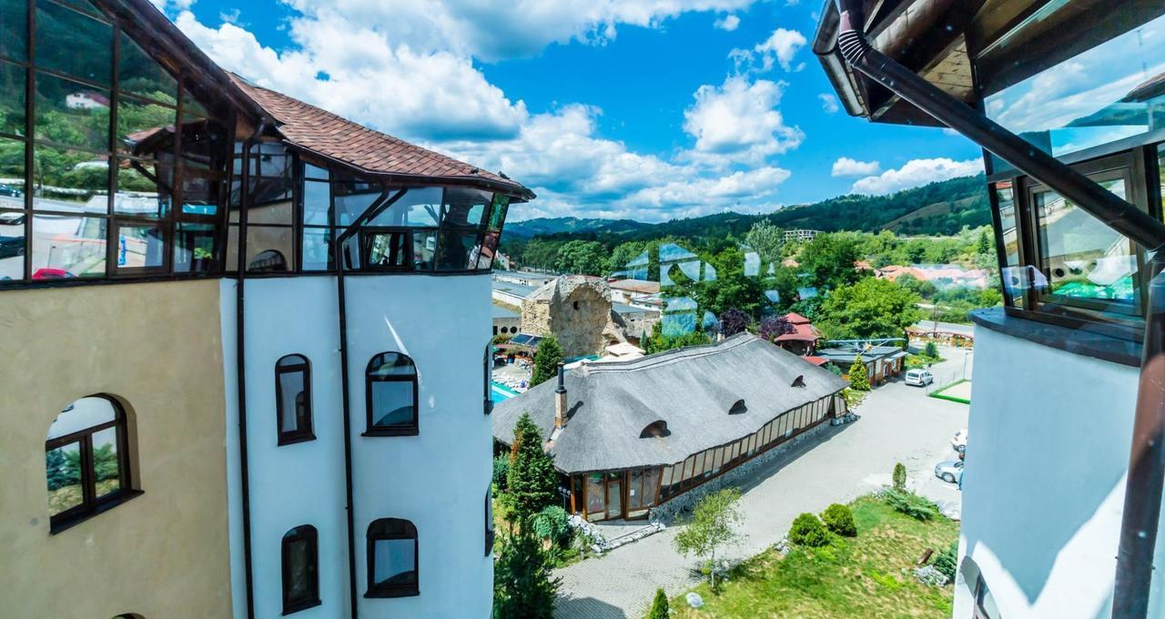 Castelul De Vis Hotel เปโตรชานิ ภายนอก รูปภาพ