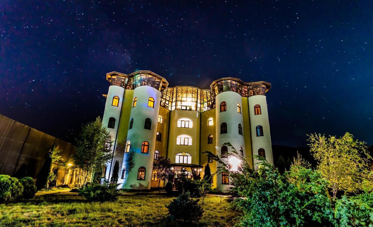 Castelul De Vis Hotel เปโตรชานิ ภายนอก รูปภาพ