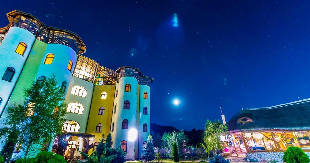 Castelul De Vis Hotel เปโตรชานิ ภายนอก รูปภาพ